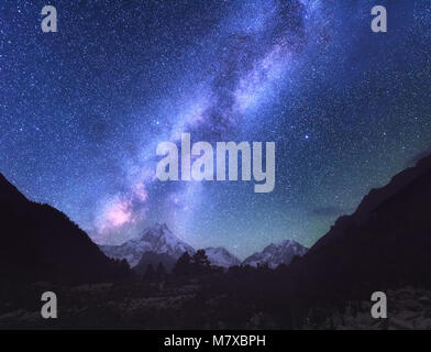 Spazio. Via Lattea. Incredibile scena con himalayan montagne e il cielo stellato di notte in Nepal. Alte rocce a picco innevato e il cielo con le stelle. Il Manaslu, lui Foto Stock