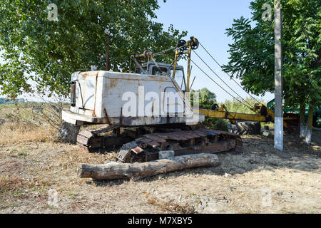 Vecchia cava nei pressi del dragline. Le vecchie apparecchiature per scavare il suolo in canali e cave. Foto Stock