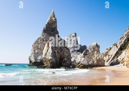 Vista dalla sabbia della spiaggia di Praia da Ursa beach in una giornata di sole, Portogallo Foto Stock