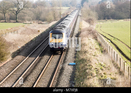 Primo grande Western treno principale costa occidentale della ferrovia a Woodborough, Wiltshire, Inghilterra, Regno Unito Foto Stock