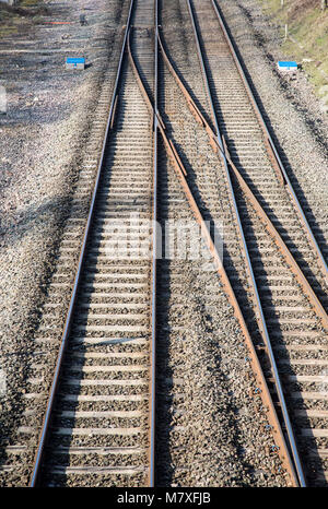 Unire le tracce sulla linea ferroviaria a Woodborough, Wiltshire, Inghilterra, Regno Unito Foto Stock