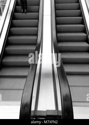 Escalator moderno nel centro commerciale Foto Stock