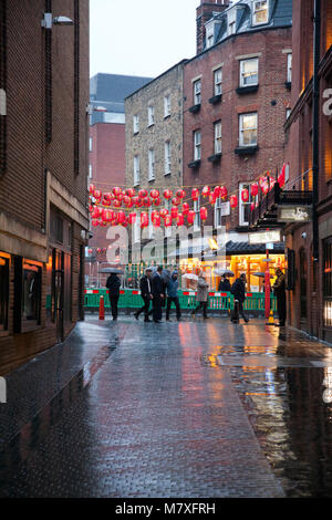 Guardando a Chinatown da Leicester CT Alley - London REGNO UNITO Foto Stock