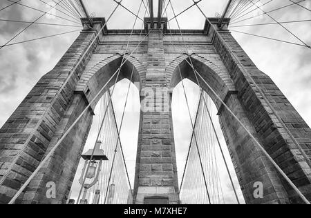 Cerca fino al Ponte di Brooklyn, New York City, Stati Uniti d'America. Foto Stock