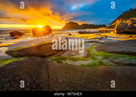 Drammatico tramonto sulla spiaggia di Uttakleiv sulle isole Lofoten in Norvegia Foto Stock