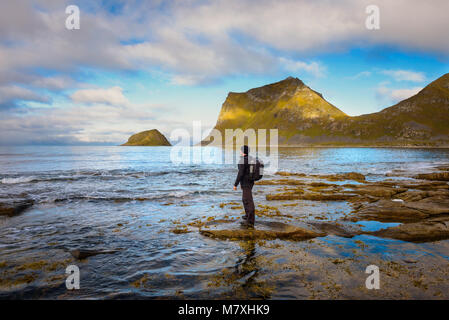 Escursionista presso Haukland spiaggia su isole Lofoten in Norvegia Foto Stock