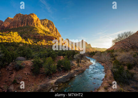 Tramonto sul fiume vergine nel Parco Nazionale di Zion Foto Stock