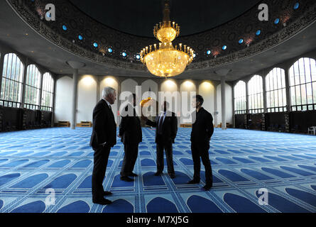 (Da sinistra a destra) Chief Executive della storica Inghilterra Duncan Wilson, Patrimonio ministro Michael Ellis, Direttore Generale di Regent's Park Moschea Dr Ahmad Al Dubayan e autore della moschea britannico Shahed Saleem, all'interno della sala di preghiera presso il Regent's Park moschea di Londra, che è stata recentemente quotata in grado II* dagli storici in Inghilterra. Foto Stock