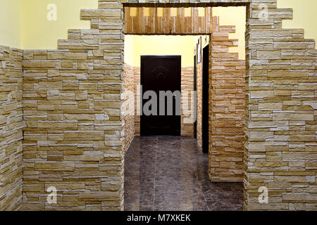 Interno di ingresso in un moderno edificio di appartamenti Foto Stock