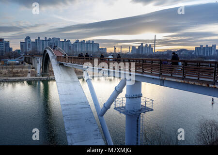 Seoul, Corea del Sud - 3 Marzo 2018 : Ponte vista il Seonyudo Park con il tramonto del sole a Seul, Corea del Sud Foto Stock