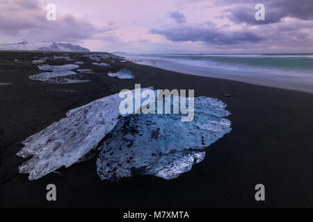 Spiaggia di diamante da Jokulsarlon laguna glaciale nel sud-est dell'Islanda, Islanda Foto Stock