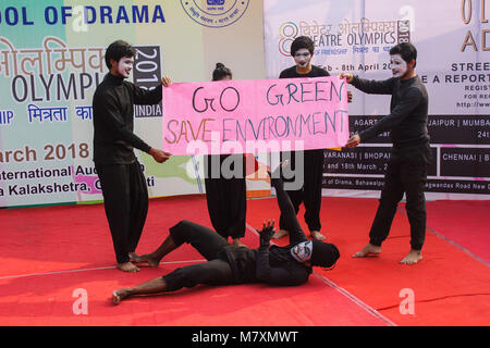 Mime artisti dramma mime su salva ambiente durante 8 Olimpiadi teatro organizzato dalla Scuola Nazionale di dramma. (Foto di David Talukdar / Pacific Stampa) Foto Stock