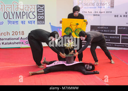 Mime artisti dramma mime su salva ambiente durante 8 Olimpiadi teatro organizzato dalla Scuola Nazionale di dramma. (Foto di David Talukdar / Pacific Stampa) Foto Stock