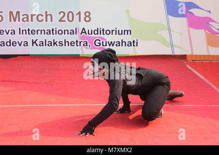 Mime artisti dramma mime su salva ambiente durante 8 Olimpiadi teatro organizzato dalla Scuola Nazionale di dramma. (Foto di David Talukdar / Pacific Stampa) Foto Stock