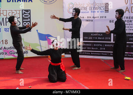 Mime artisti dramma mime su salva ambiente durante 8 Olimpiadi teatro organizzato dalla Scuola Nazionale di dramma. (Foto di David Talukdar / Pacific Stampa) Foto Stock