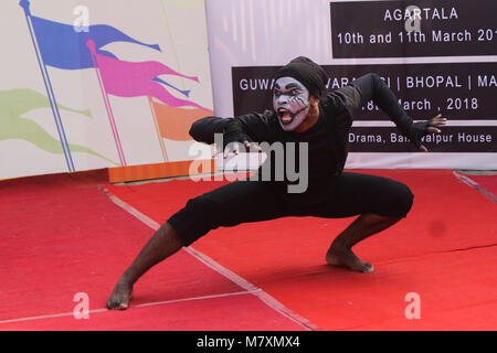 Mime artisti dramma mime su salva ambiente durante 8 Olimpiadi teatro organizzato dalla Scuola Nazionale di dramma. (Foto di David Talukdar / Pacific Stampa) Foto Stock