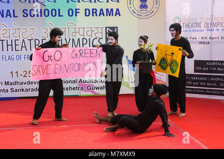 Mime artisti dramma mime su salva ambiente durante 8 Olimpiadi teatro organizzato dalla Scuola Nazionale di dramma. (Foto di David Talukdar / Pacific Stampa) Foto Stock