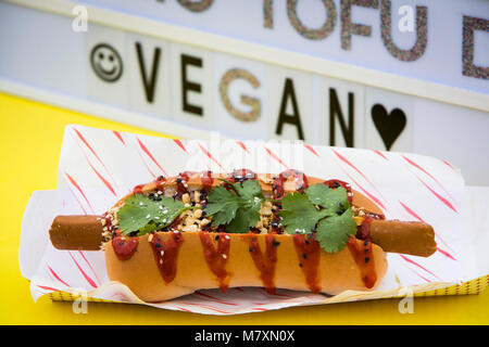 Vegan hot dog, street food stallo. Foto Stock