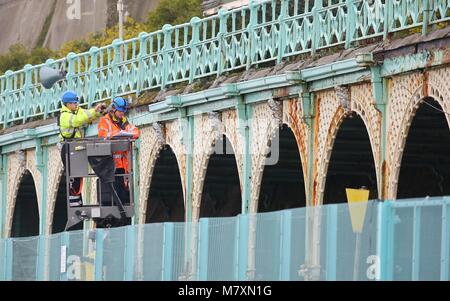 Geometri esaminare i lavori in ferro di Madeira terrazza sul lungomare di Brighton. Un totale di 148 archi sono per essere completamente restaurato per un costo stimato di oltre £ 24 milioni di sterline. Tutta la classe II-elencati di struttura in ghisa che forme di Brighton terrazze di Madera è stata chiusa al pubblico su timori parti potrebbe crollare. Foto Stock