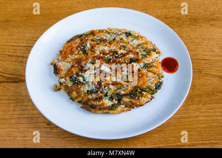 Kimchi pancake con salsa al peperoncino dolce. Foto Stock