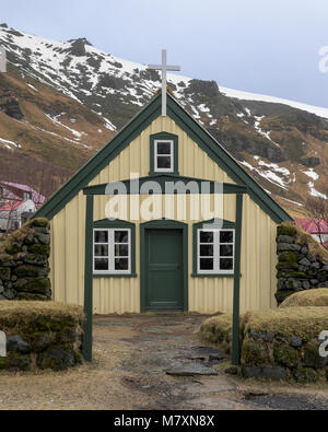 Tappeto erboso tradizionale islandese Hofskirkja chiesa e cimitero di Hof, Islanda. Questo ricopra con zolle erbose chiesa fu costruita nel 1883. Foto Stock