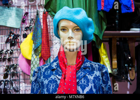 Negozio vintage, manichino con cappello e cravatta di seta. Foto Stock