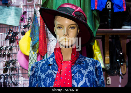 Negozio vintage, manichino con cappello e cravatta di seta. Foto Stock