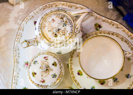 Vintage servizio da tè in negozio di antiquariato. Foto Stock