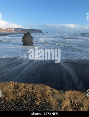 Reynisfjara spiaggia di sabbia nera e basalto Reynisdrangar mare pile come visto da vicino Dyrholaey Vik, Islanda Foto Stock