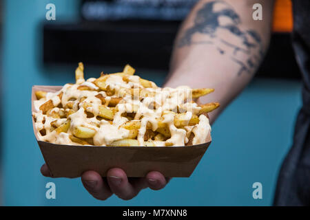 Cheesy fries da asporto. Foto Stock