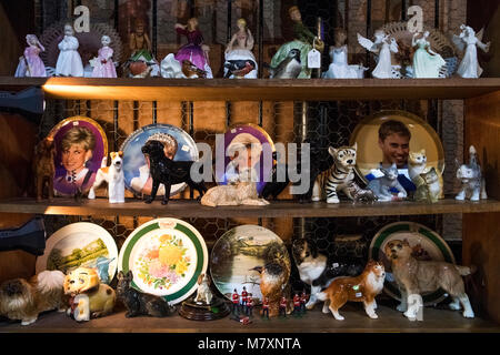 Stoviglie vintage, figurine e royal memorabilia in vendita. Foto Stock