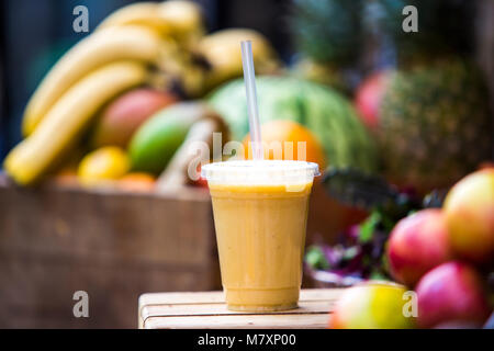 Cucina di strada frullato sano succo. Foto Stock