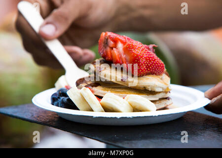 American pancake con banane, fragole e mirtilli. Foto Stock