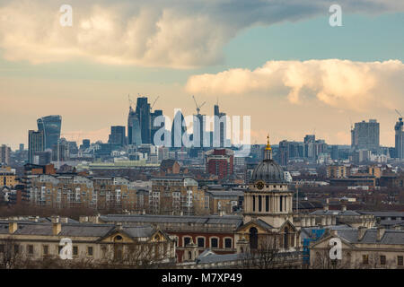 Londra, UK - JAN 2018: Vista di Greenwich il Royal Naval College con i grattacieli della città di Londra in distanza Foto Stock