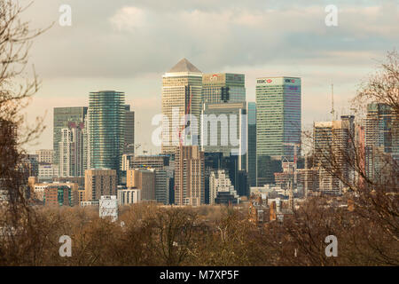 Londra, UK - JAN 2018: moderne torri di Canary Wharf visto da Greenwich Park durante il tramonto Foto Stock