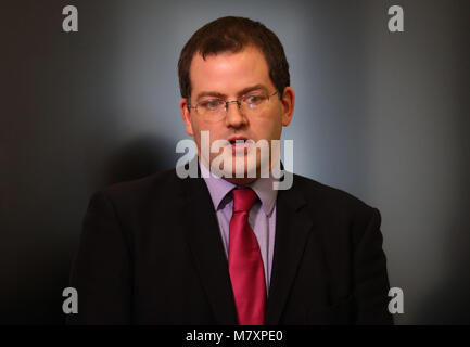 MSP Mark McDonald fa una dichiarazione ai media sul suo ritorno al parlamento scozzese di Edimburgo dopo le sue dimissioni dal suo ruolo ministeriale e del SNP dopo aver ammesso il comportamento inadeguato verso le donne. Foto Stock