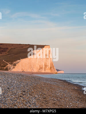 EAST SUSSEX, Regno Unito - FEB 2018: le sette sorelle chalk Cliffs durante il tramonto Foto Stock