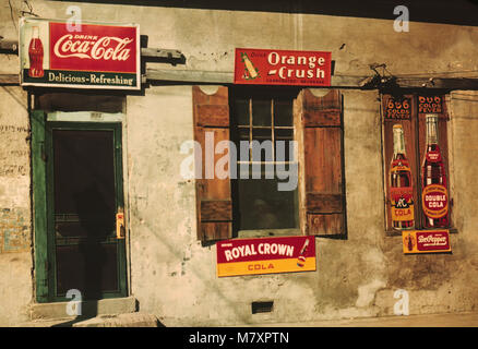 Rurale facciata del negozio con soft drink segni, Natchez, Mississippi, Marion Post Wolcott per la Farm Security Administration, Agosto 1940 Foto Stock