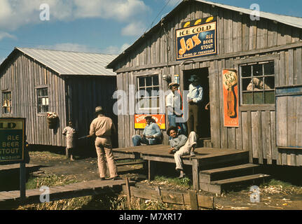 Gruppo di lavoratori migratori nella parte anteriore dei locali di stabulazione e juke joint, Belle Glade, Florida, Stati Uniti d'America, Marion Post Wolcott per la Farm Security Administration, Febbraio 1941 Foto Stock