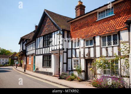 STEYNING, Regno Unito - giu 6, 2013: città vecchia strada con stile Tudor in legno a telaio Case Foto Stock