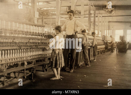 Giovani filatrici con Supervisor nel mulino di filato, Yazoo City, Mississippi, STATI UNITI D'AMERICA, Lewis Hine nazionali per il lavoro minorile Comitato, Maggio 1911 Foto Stock