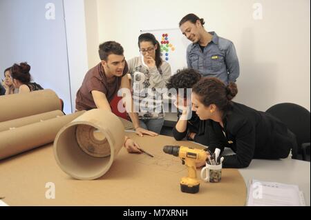 Milano (Italia), wokshop per l'auto-realizzazione di mobili con i tubi di cartone da scarti industriali organizzato da Arcò studio, architettura & Cooperazione Foto Stock