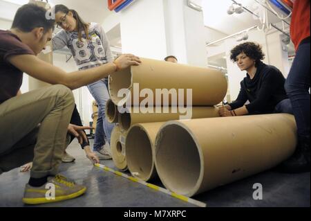 Milano (Italia), wokshop per l'auto-realizzazione di mobili con i tubi di cartone da scarti industriali organizzato da Arcò studio, architettura & Cooperazione Foto Stock