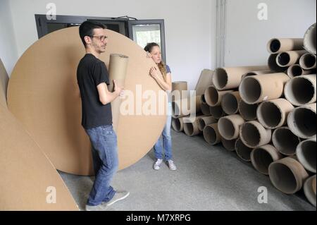 Milano (Italia), wokshop per l'auto-realizzazione di mobili con i tubi di cartone da scarti industriali organizzato da Arcò studio, architettura & Cooperazione Foto Stock