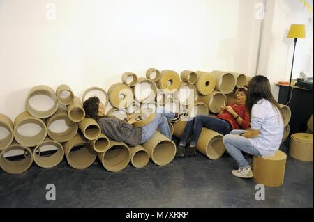 Milano (Italia), wokshop per l'auto-realizzazione di mobili con i tubi di cartone da scarti industriali organizzato da Arcò studio, architettura & Cooperazione Foto Stock