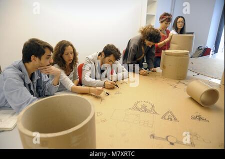 Milano (Italia), wokshop per l'auto-realizzazione di mobili con i tubi di cartone da scarti industriali organizzato da Arcò studio, architettura & Cooperazione Foto Stock