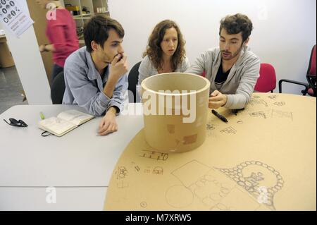 Milano (Italia), wokshop per l'auto-realizzazione di mobili con i tubi di cartone da scarti industriali organizzato da Arcò studio, architettura & Cooperazione Foto Stock