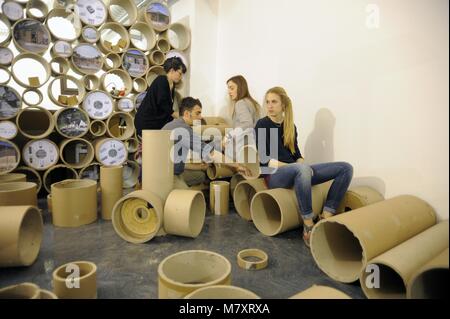Milano (Italia), wokshop per l'auto-realizzazione di mobili con i tubi di cartone da scarti industriali organizzato da Arcò studio, architettura & Cooperazione Foto Stock