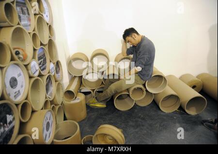 Milano (Italia), wokshop per l'auto-realizzazione di mobili con i tubi di cartone da scarti industriali organizzato da Arcò studio, architettura & Cooperazione Foto Stock