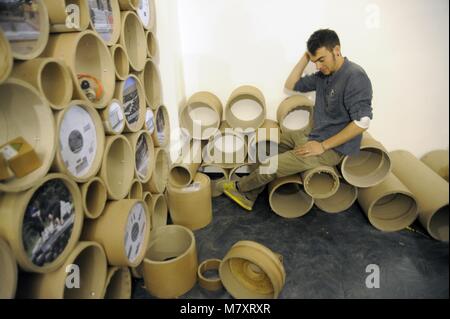 Milano (Italia), wokshop per l'auto-realizzazione di mobili con i tubi di cartone da scarti industriali organizzato da Arcò studio, architettura & Cooperazione Foto Stock